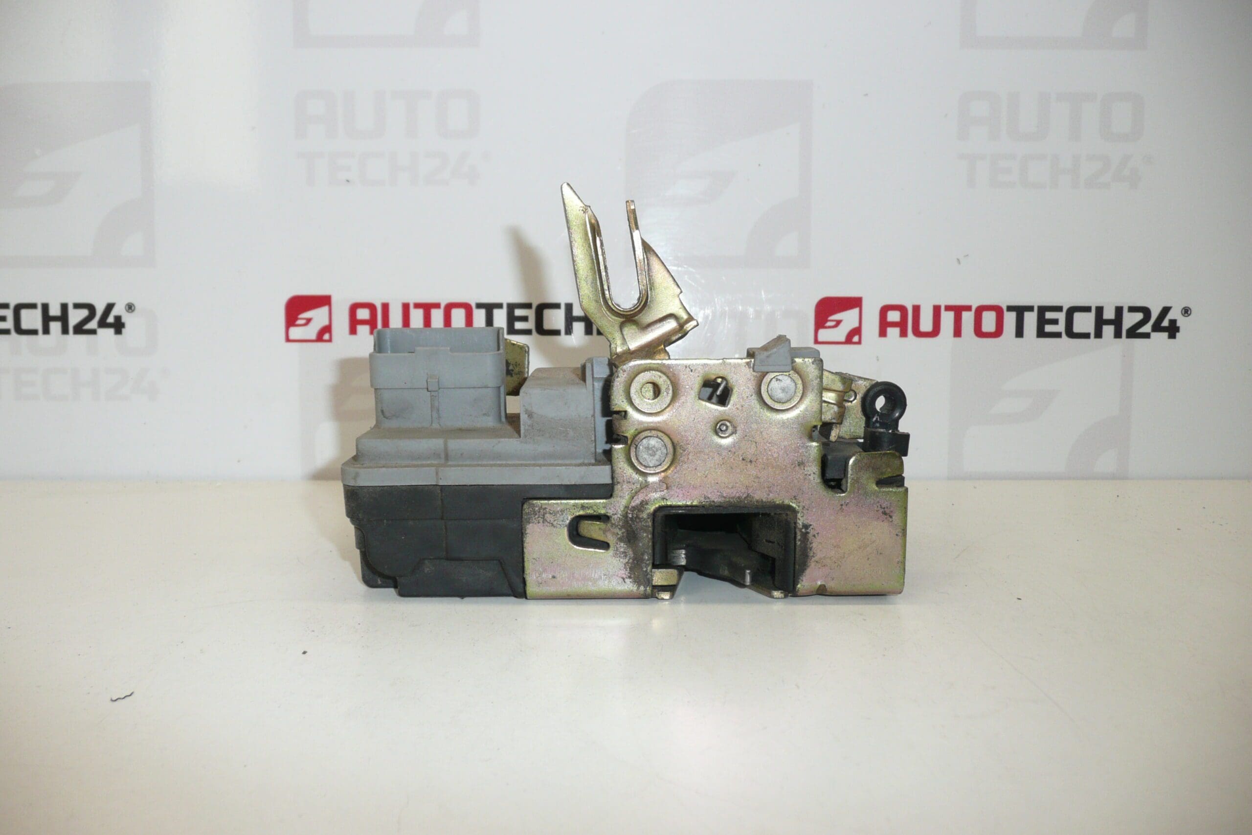 Citroën Xsara fechadura da porta dianteira esquerda 9135H4