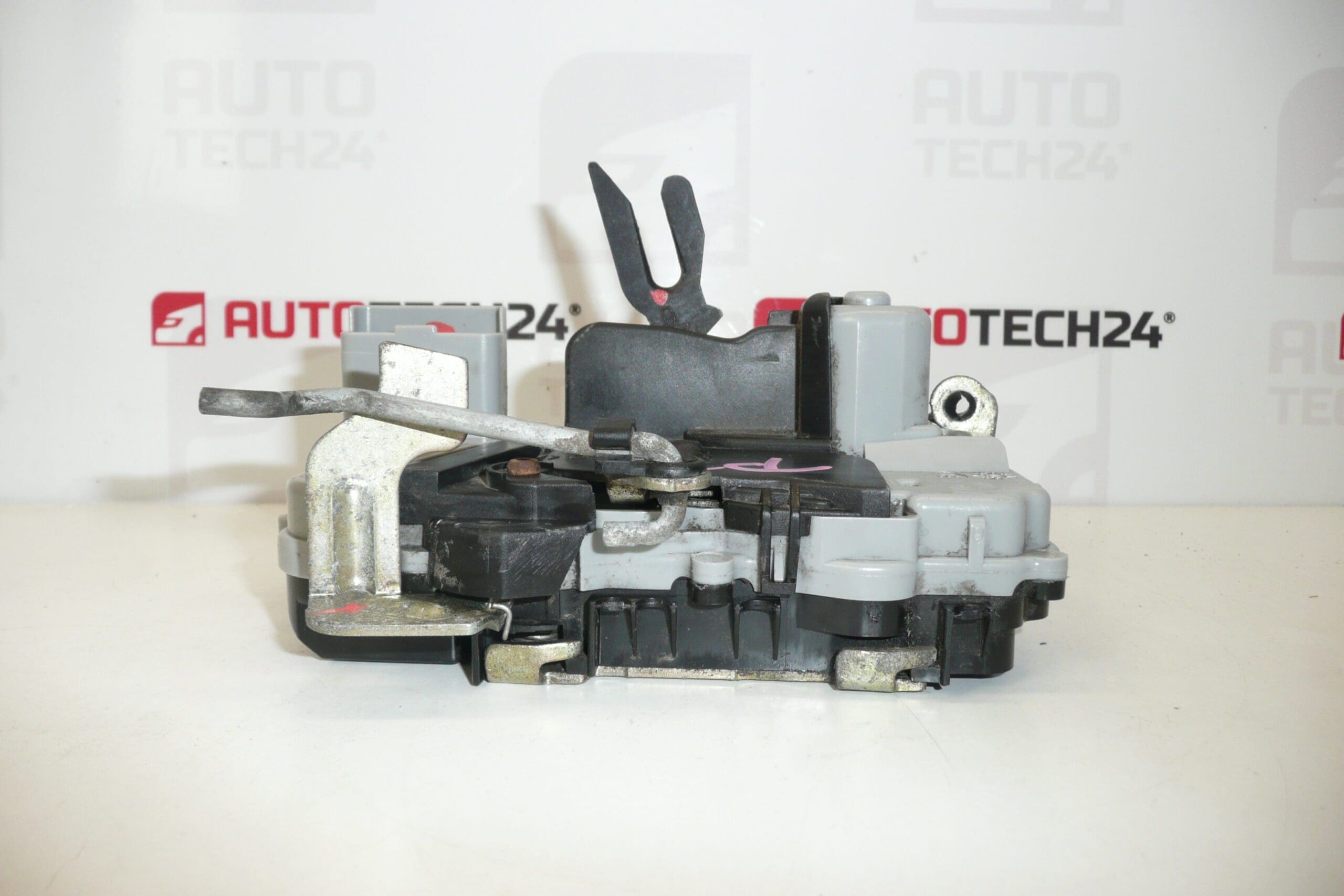 Fechadura da porta do passageiro dianteiro direito Citroën Xsara 9136J2