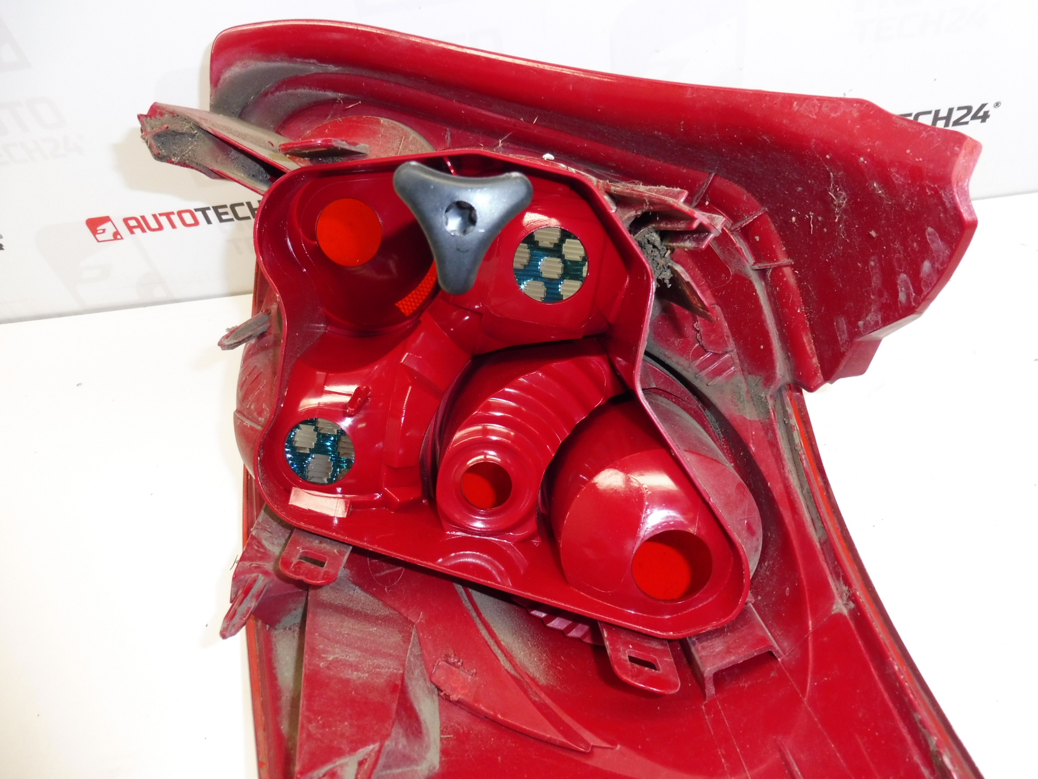 Lanterna traseira esquerda Peugeot 207 SW 9680158080 6350CT