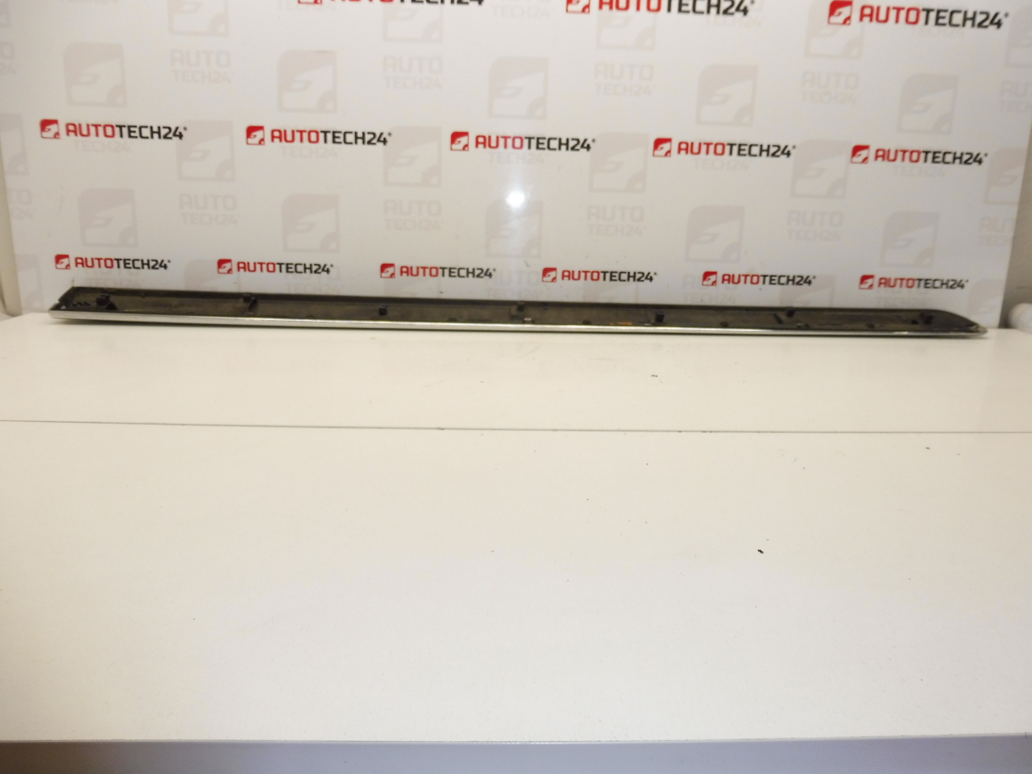 Moldura da porta traseira esquerda Citroen C8 Peugeot 807 EYJ 1401029977 8546W2