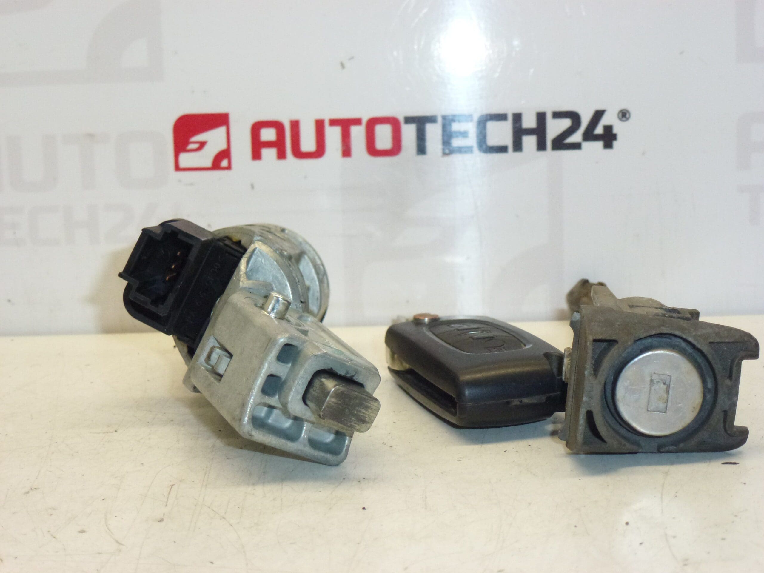 Caixa de distribuição, fechadura da porta e uma chave Citroën Peugeot 4162EQ 4162EA