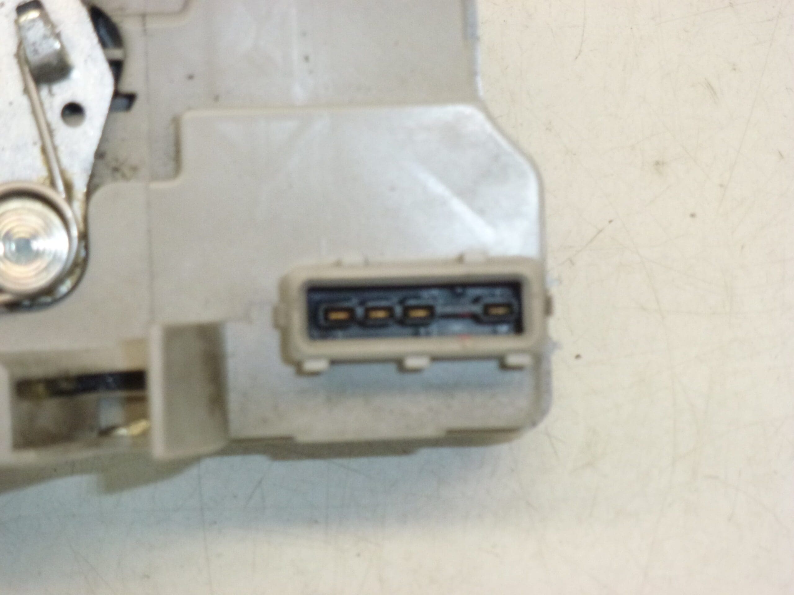 Trava da porta traseira direita Peugeot 307 9138G0