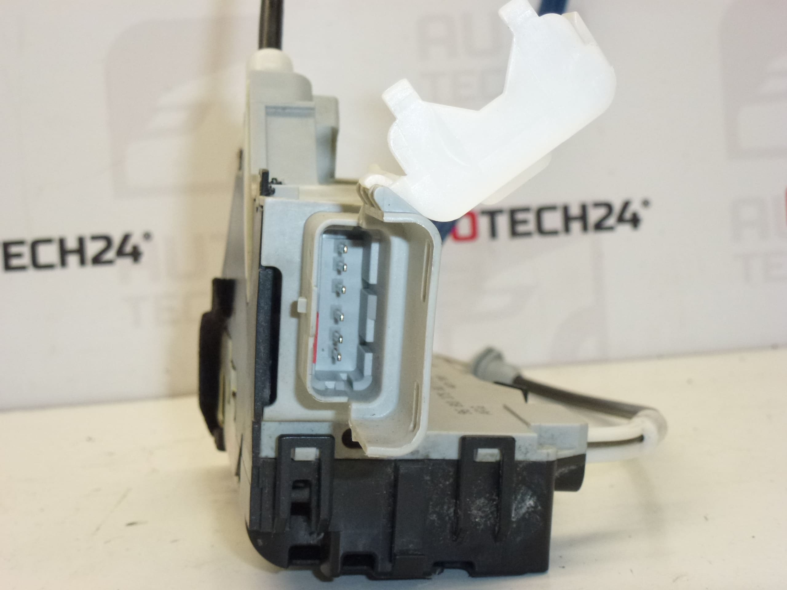Fechadura da porta traseira esquerda Peugeot 407 9681337580 9137K9