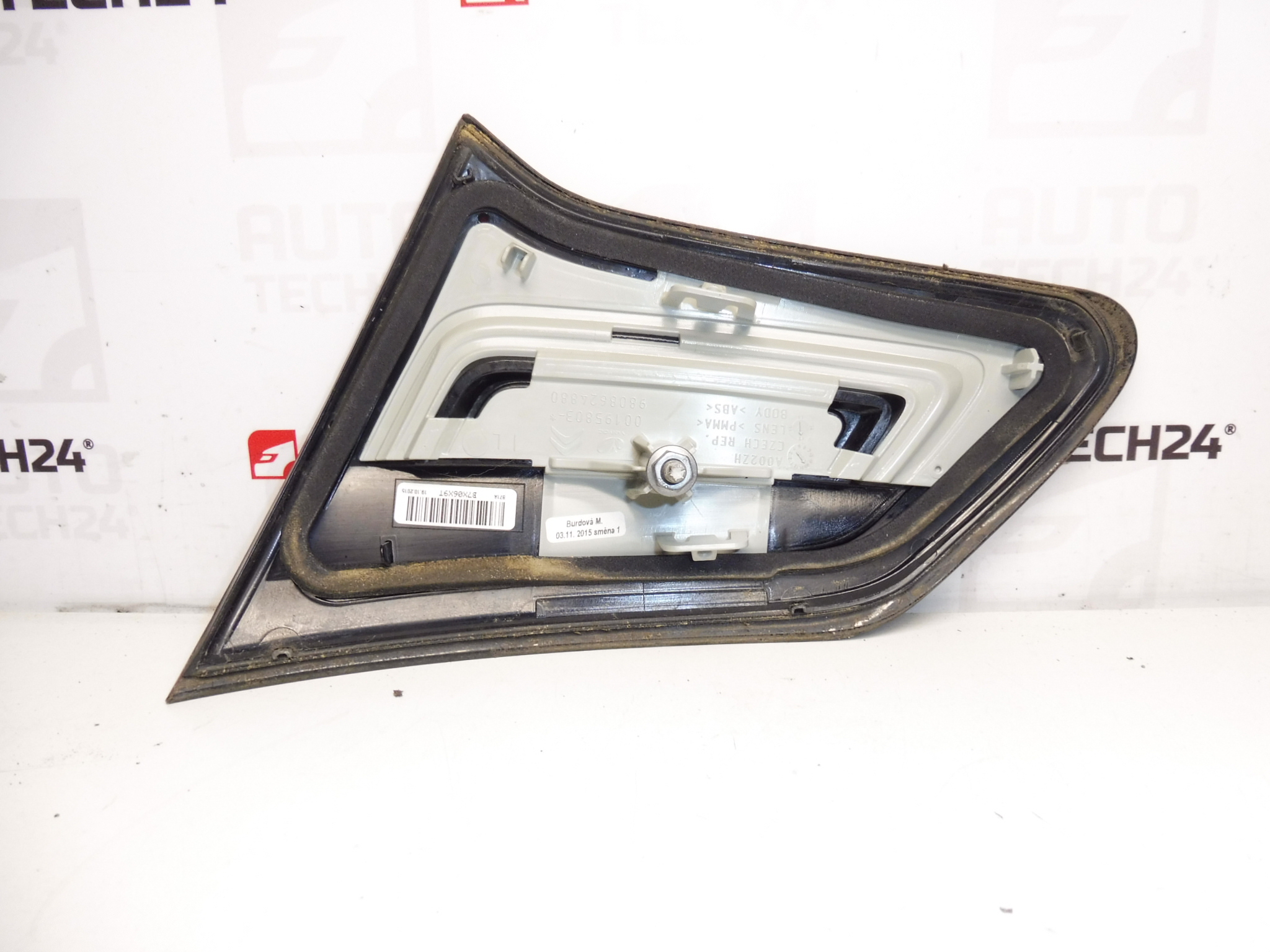 Moldura decorativa da lâmpada traseira esquerda Citroën C4 II 9808624880