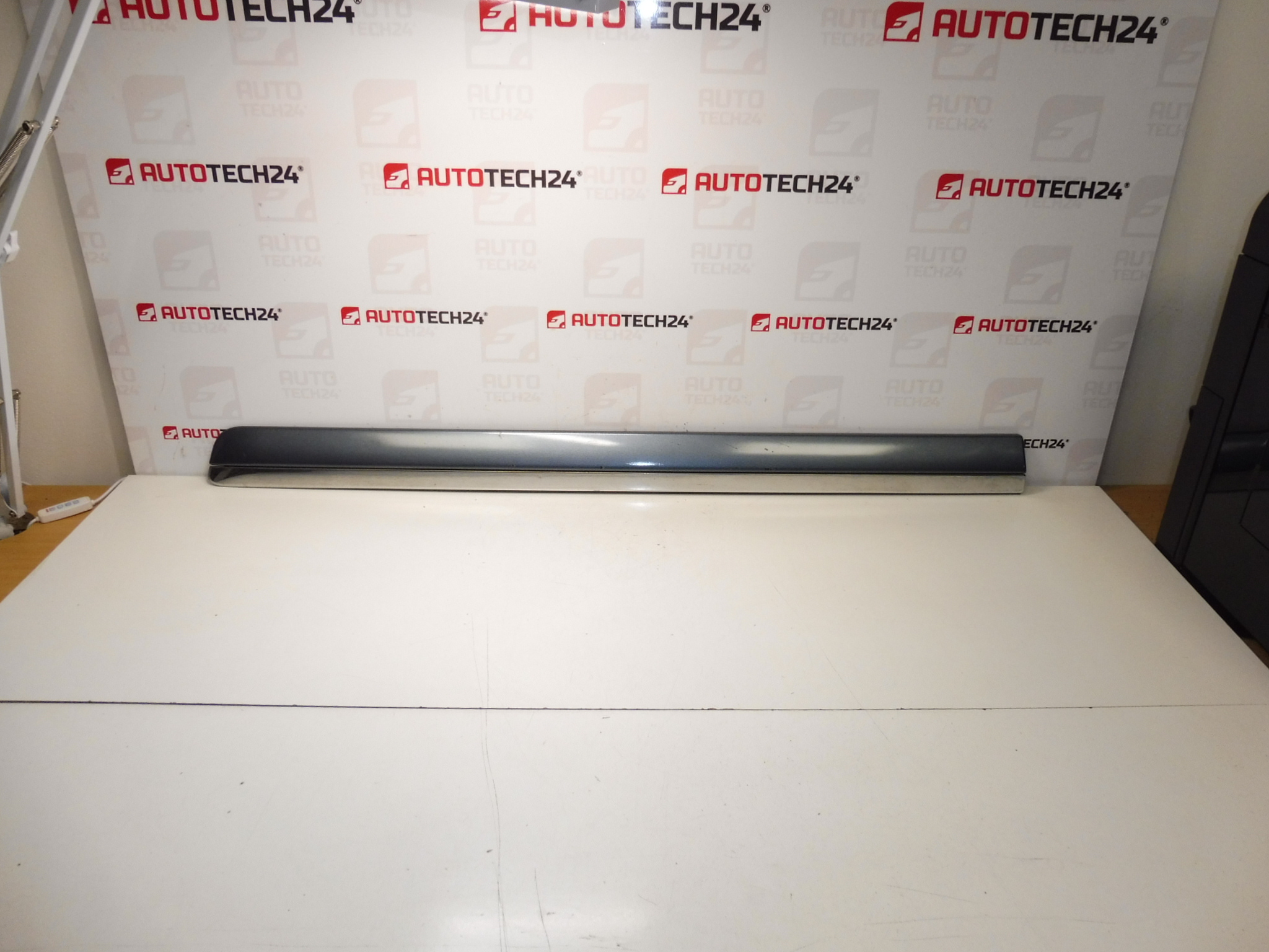 Moldura da porta dianteira direita Citroen C8 Peugeot 807 EZW 1401028477 8545GJ