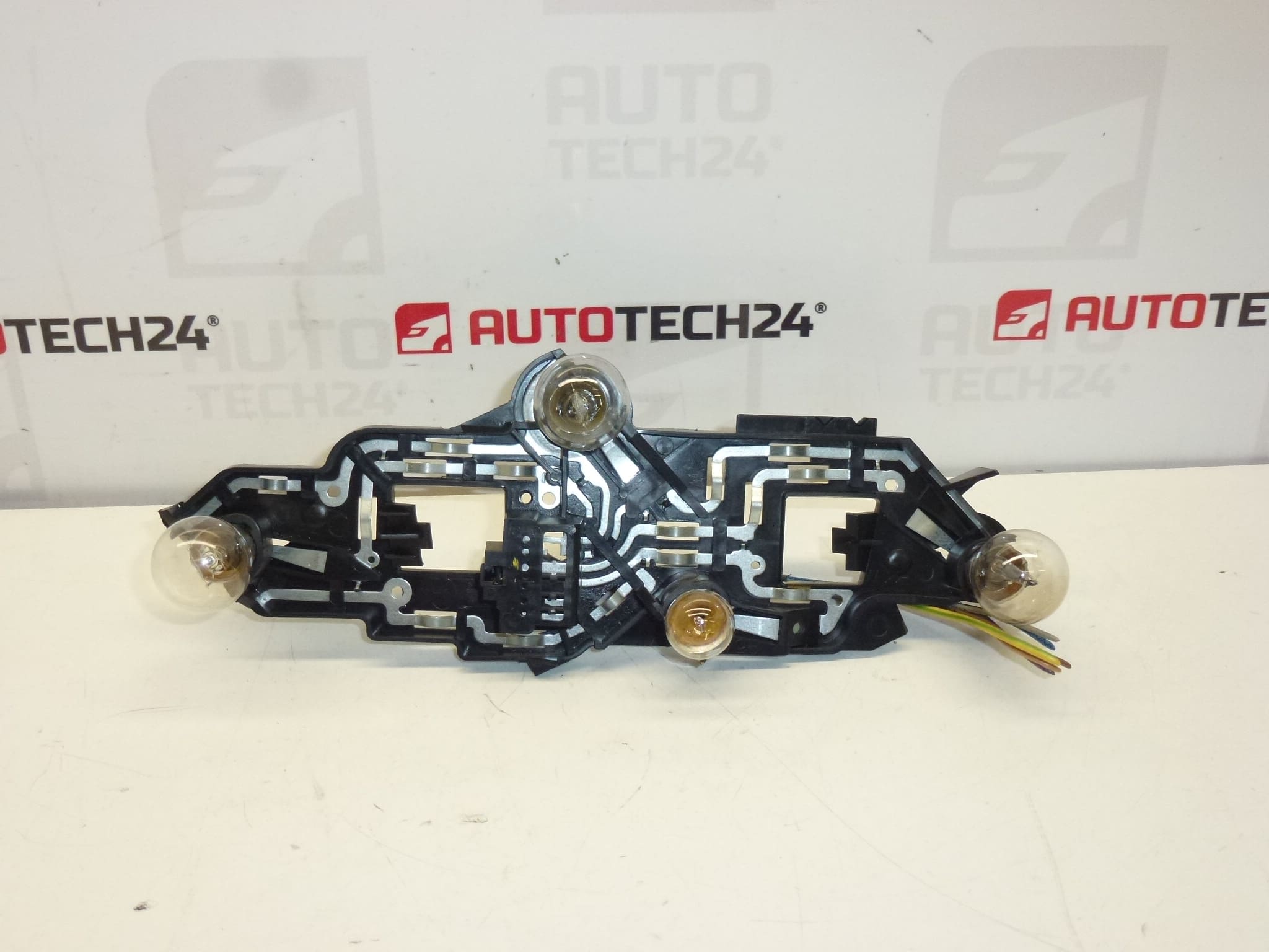 Tomada para a luz traseira esquerda com um pedaço de fiação Peugeot 307 6350P3