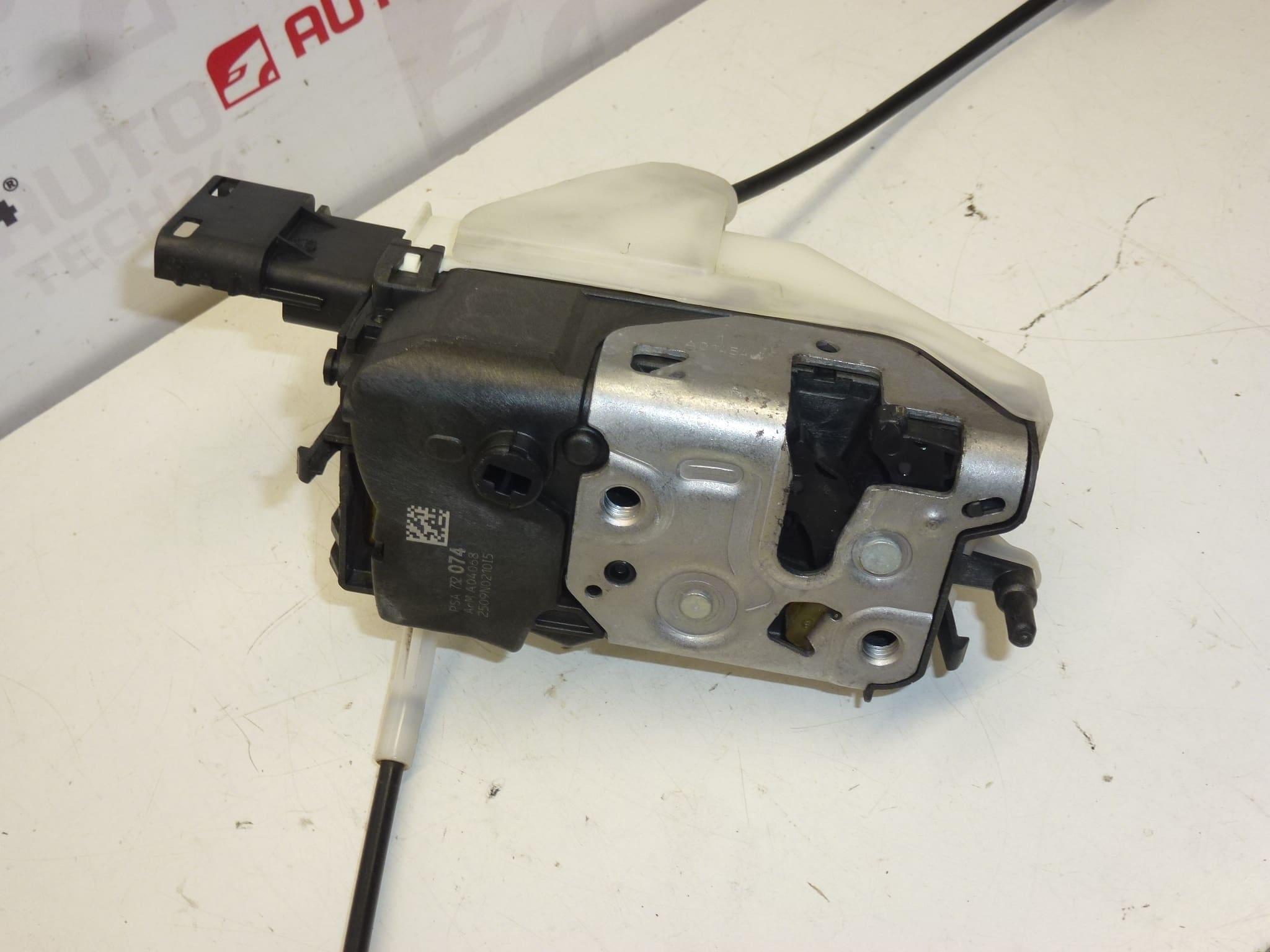 Fechadura da porta dianteira direita Peugeot 308 732074 9136CR