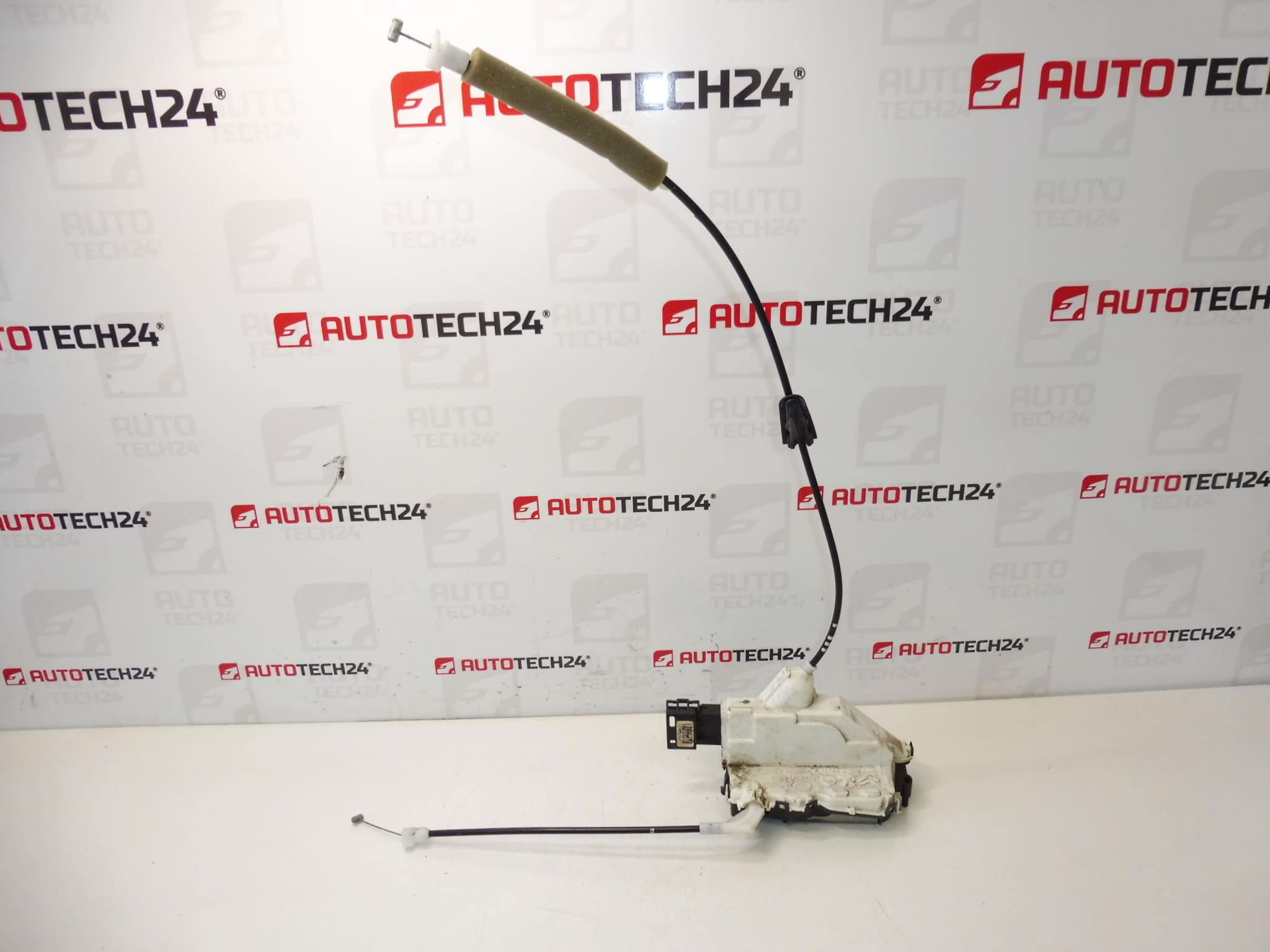 Lock de porta traseira esquerda de Peugeot 308 006173 A04993