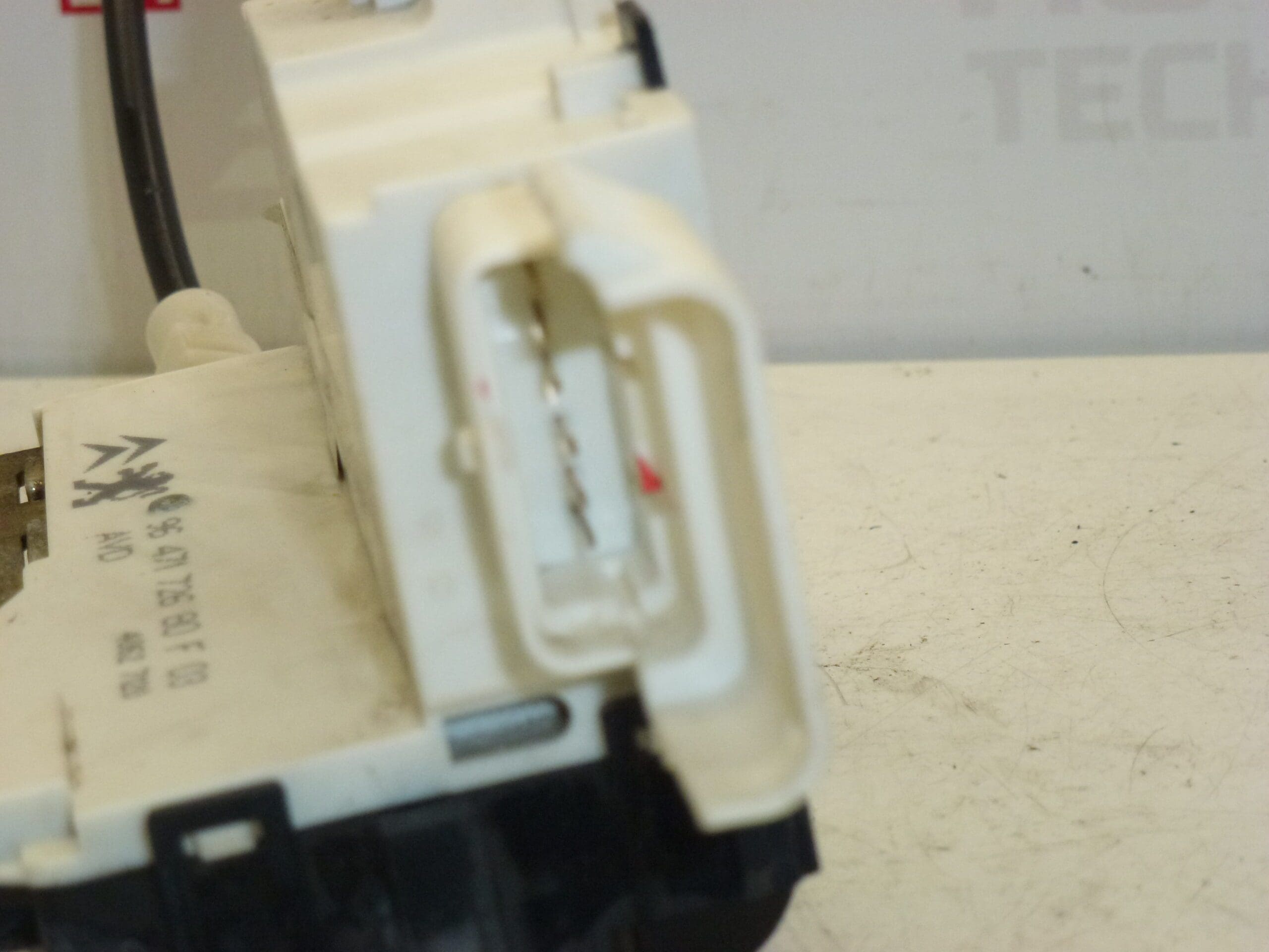 Fechadura da porta dianteira direita Citroën C4 9647172680 9136R8 9136ES - Image 2