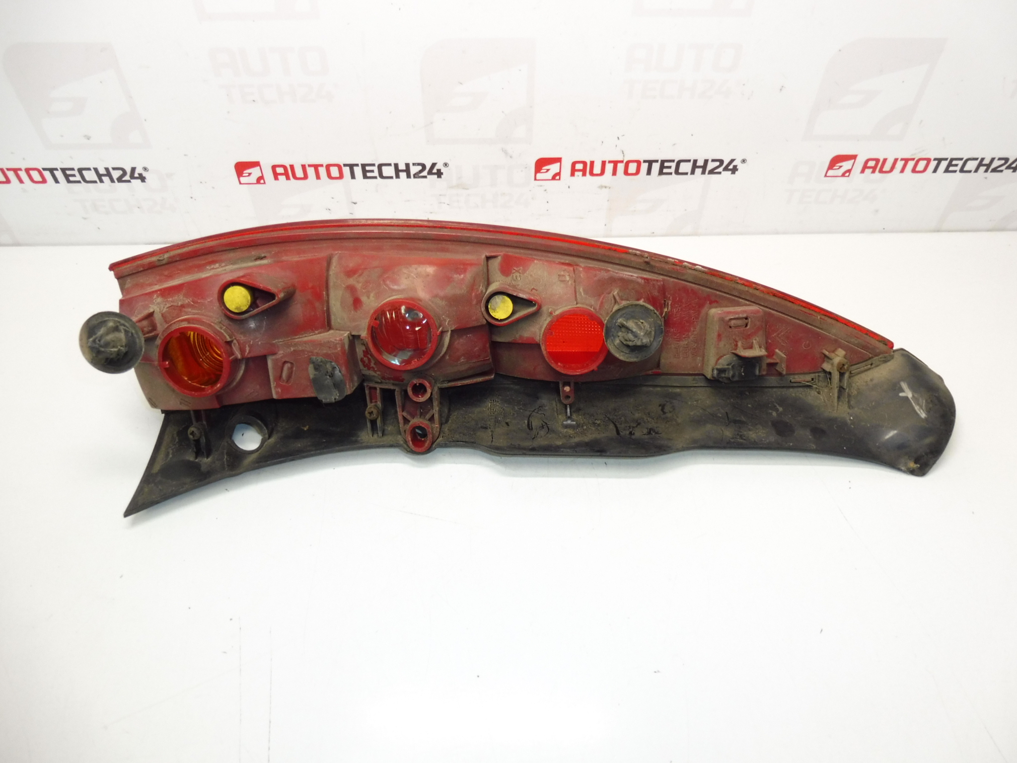 Luz inferior traseira esquerda Citroën C5 I e II Kombi 9637356580 6350P7
