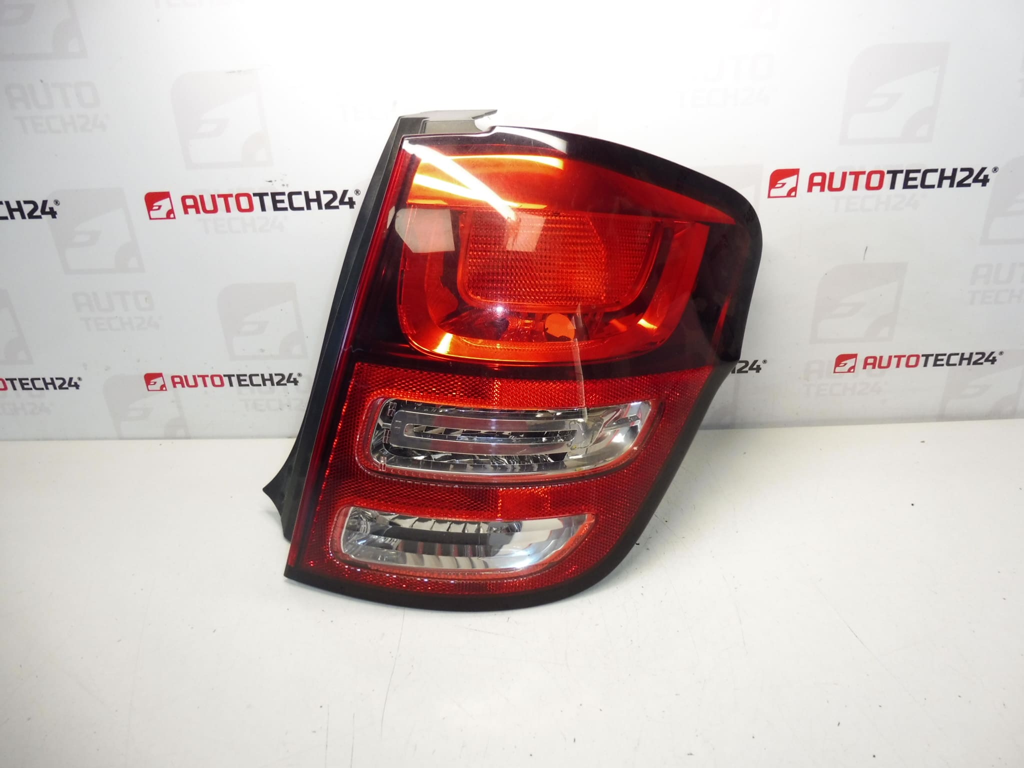 Pára-lama da lâmpada traseira direita Citroën C3 II 9673805380 6351KQ (Cópia)