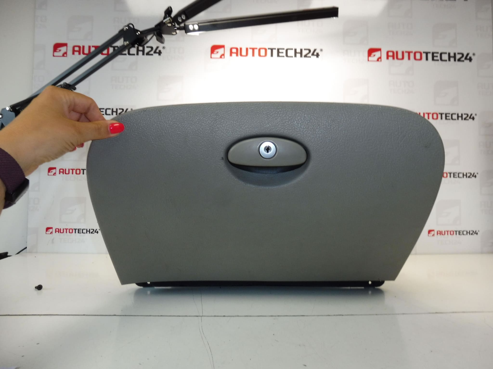 Caixa de armazenamento Citroën C5 9632612977 8220RG