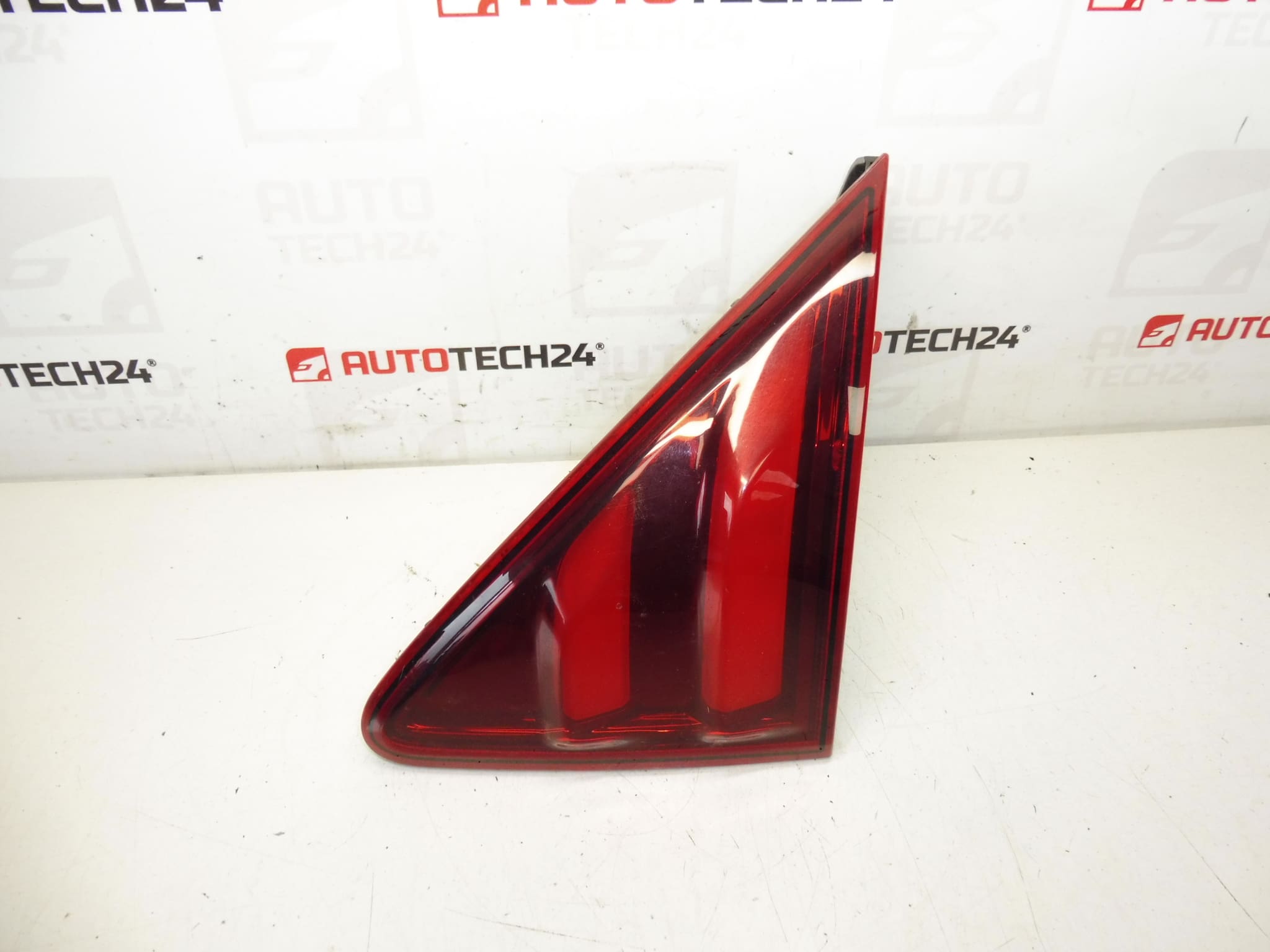 Farol traseiro direito tampa Peugeot 3008 9805511280