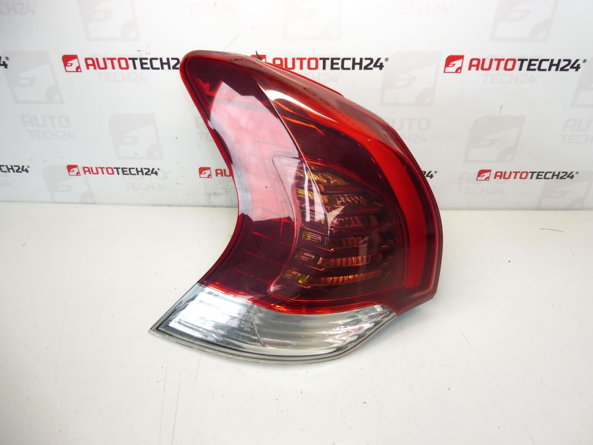 Farol traseiro esquerdo Peugeot 3008 9805510580