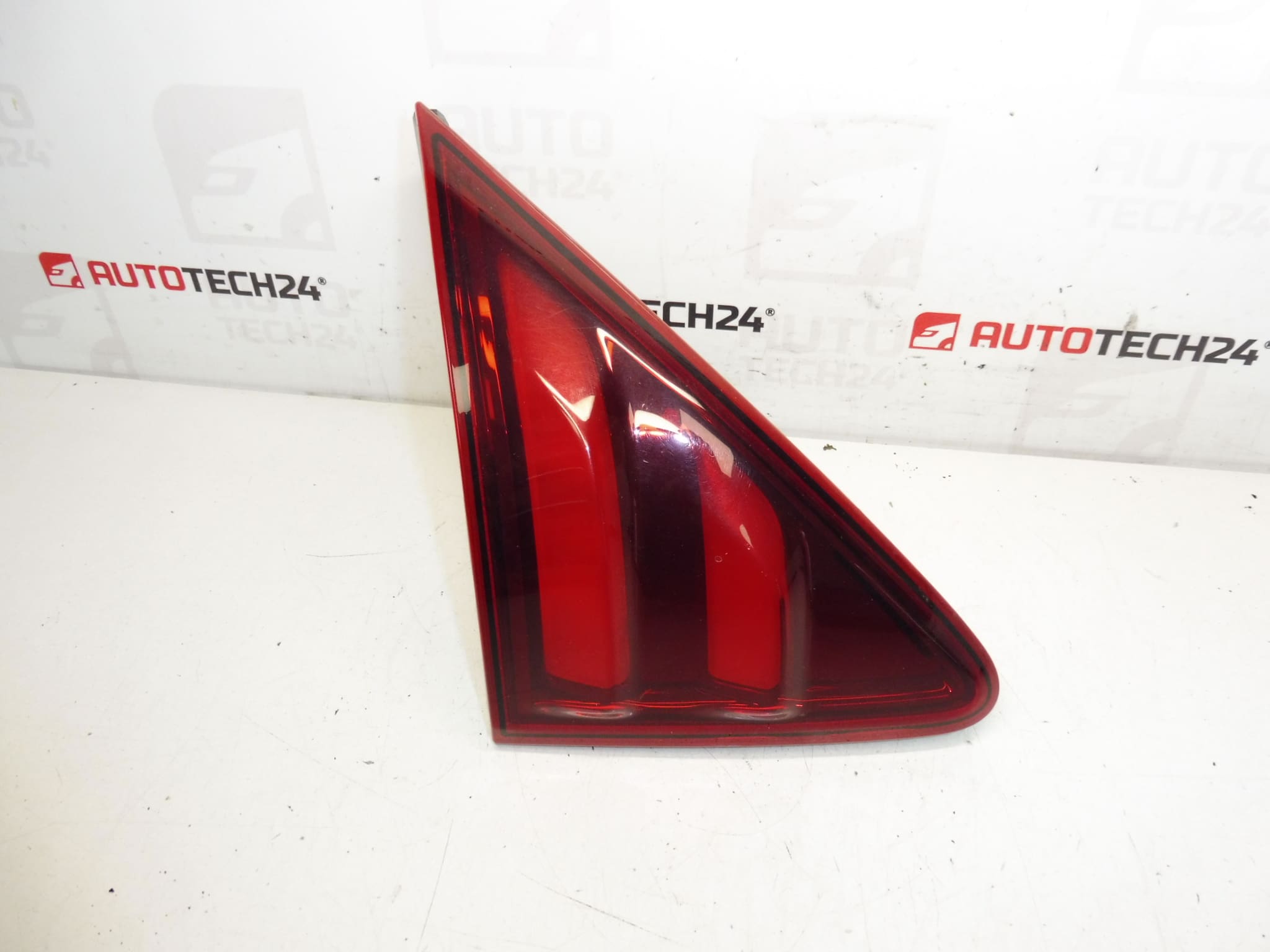 Farol traseiro esquerdo tampa Peugeot 3008 9805511380