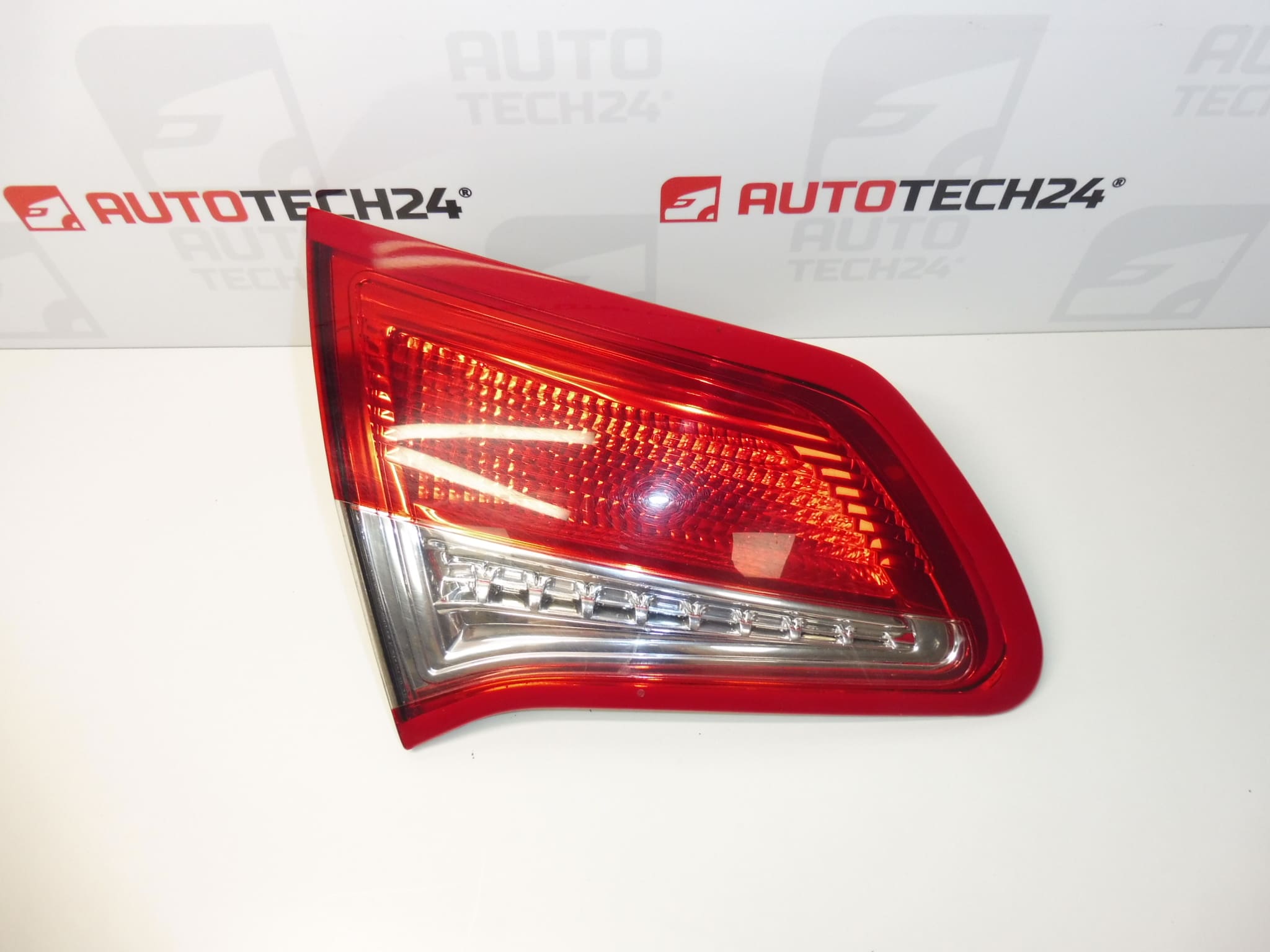 Moldura decorativa da lâmpada traseira esquerda Citroën C4 II 9672155880 7453E4
