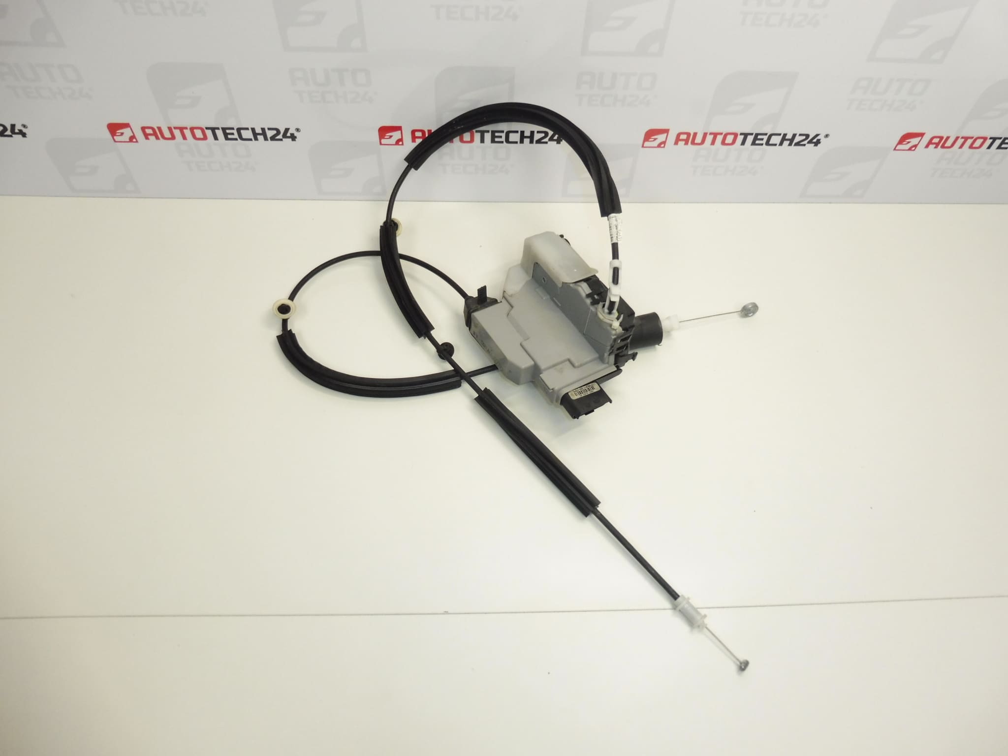 Fechadura da porta atrás do condutor Citroën Peugeot 9824358680