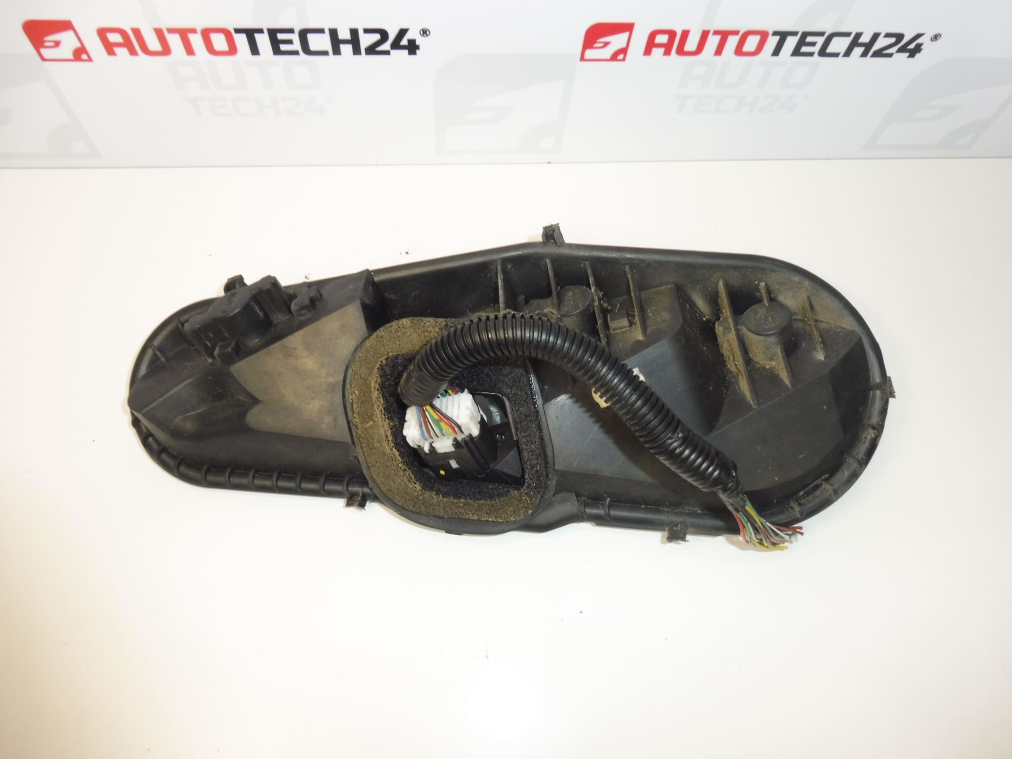 Soquetes das lâmpadas da lanterna traseira esquerda Citroën C1 Peugeot 107 1607990980 - Image 2