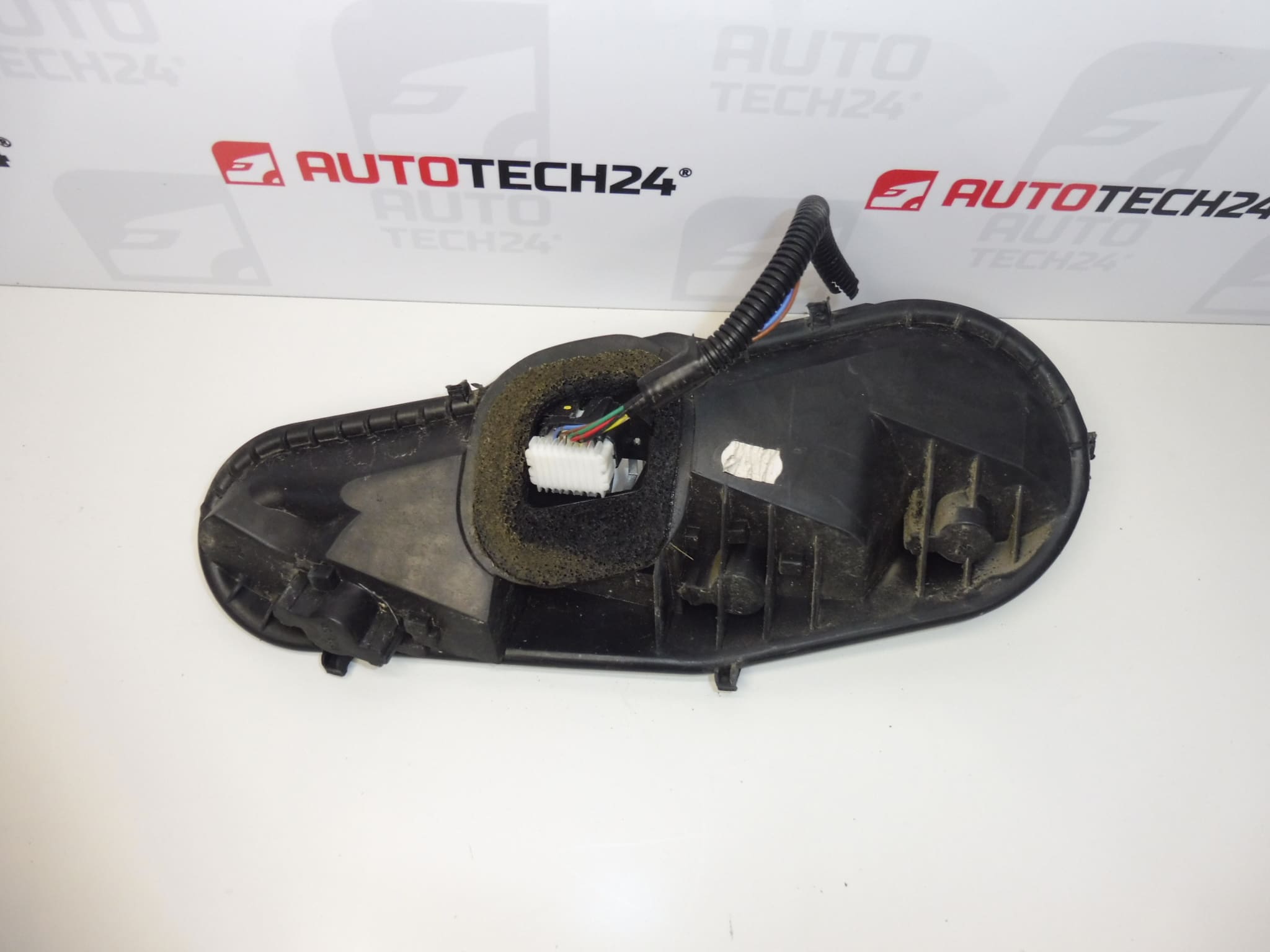 Suporte das lâmpadas da luz traseira direita Citroën C1 Peugeot 107 1607990780 - Image 2